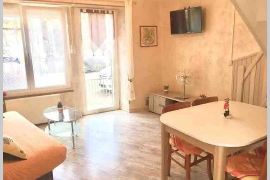 Petite Maison Au Coeur De L Auvergne Jumeaux Exterior foto